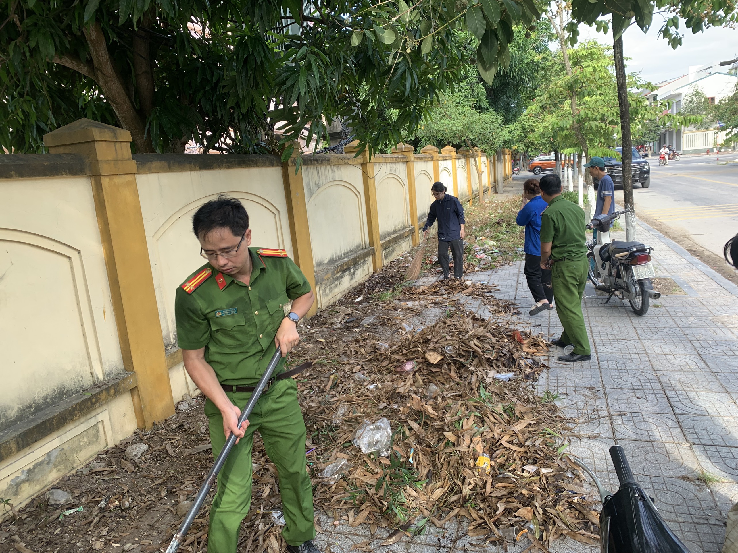 Công an - ĐTN phường xóa điểm đen về rác trên tuyến đường